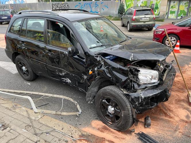 Pijany staranował barierki przy przystanku tramwajowym. O krok od tragedii w Warszawie