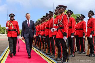 Fotografowie uchwycili, jak Andrzej Duda wychodzi z żoną z samolotu. Romantycznie!