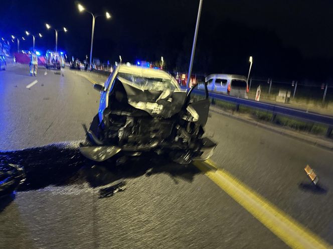 Makabra na Wisłostradzie. Roztrzaskane auta i motocykle. Dwie osoby reanimowane w tym dziecko 