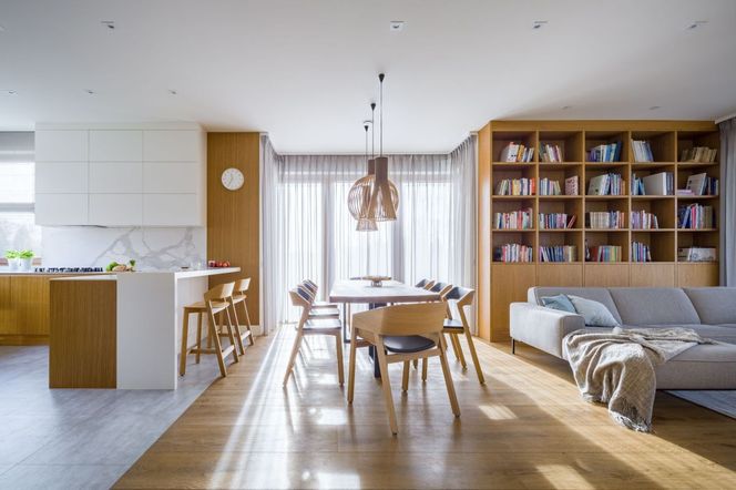 Piękne wnętrze domu jednorodzinnego. Nowoczesna aranżacja w bieli i drewnie