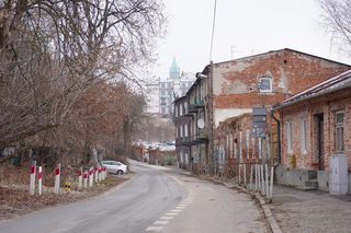 Na chodnik sypie się gruz. „Ruiny budynków wyglądają jakby właśnie w Lublinie skończyły się działania wojenne”. Co na to ratusz?