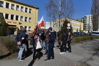 Bartosz T. przesłuchany przez prokuraturę. Zwolennicy Wolni My protestowali pod siedzibą w Toruniu