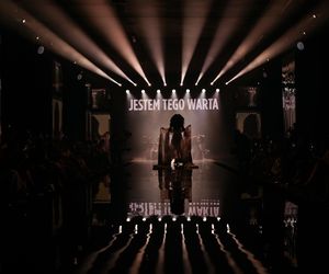 Każda kobieta ma historię wartą opowiedzenia – L’Oréal Paris celebruje kobiecość podczas wyjątkowego pokazu wartości w warszawie 