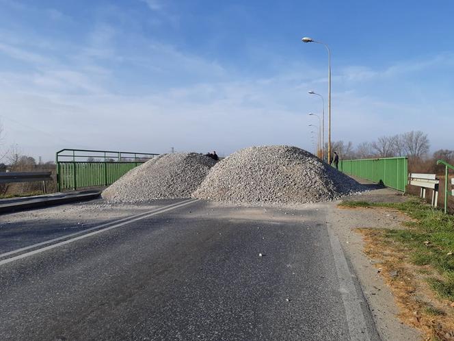 Stan zamkniętego mostu w Ostrowie był TRAGICZNY. Świadczą o tym zdjęcia
