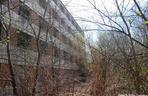 Opuszczony internat szkoły górniczej w Katowicach. Kiedyś tętnił życiem, dzisiaj to obskurna ruina 