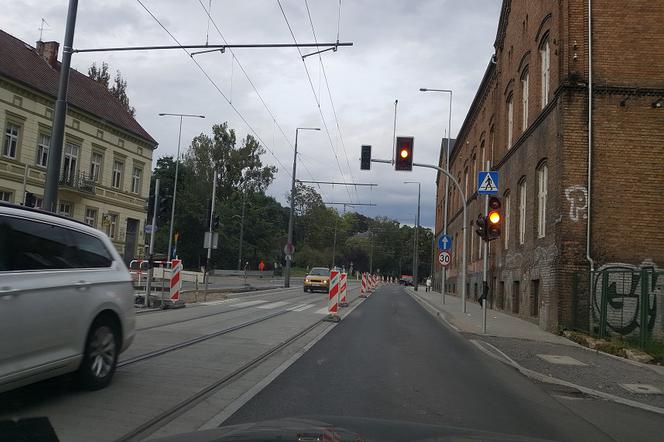 Wyłączona sygnalizacja i policjant na skrzyżowaniu mają udrożnić ul.Warszawską w Gorzowie