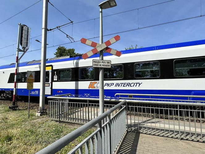 Rowerzysta potrącony przez pociąg Intercity. Zginął na miejscu. Dramat na stacji Warszawa ZOO