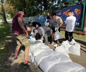 Sytuacja powodziowa we Wrocławiu: Mieszkańcy razem ratują wrocławskie zoo. Nie chodzi tylko o zwierzęta