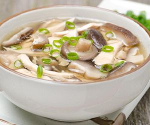 Jest łatwa, szybka i odchudzająca. Przepis na pyszną zupę pieczarkową z kurczakiem 