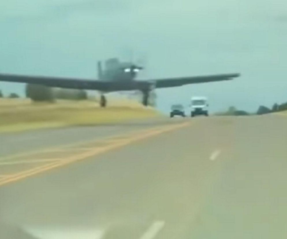 Samolot lądował na autostradzie! Kierowca Tesli oszukał przeznaczenie