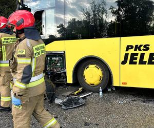 Niebezpieczny wypadek w Karpaczu! Ponad 20 osób rannych w wyniku zderzenia osobówki z autobusem 