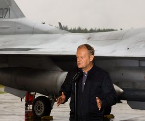 Donald Tusk w bazie lotnictwa w Łasku