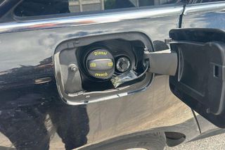 Nielegalna broń i substancje w samochodzie. Zatrzymano 23-latka w Warszawie