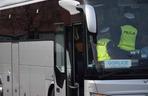 Policjanci kontrolują liczbę pasażerów w autobusach