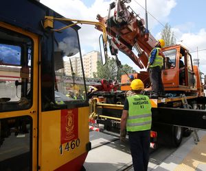 Tramwaj na Stegnach zawisł nad ziemią. Strażacy padli na kolana 