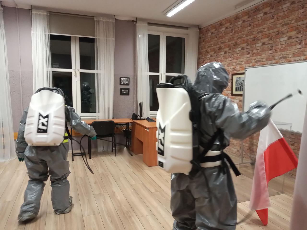 Powyborcza dezynfekcja w Braniewie. Strażacy - ochotnicy odkazili lokale wyborcze