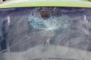 Wielki kamień uderzył kierowcę w głowę! Co tam się wydarzyło?