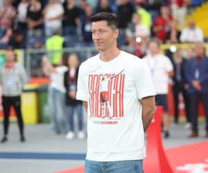 Odpicowany w ulicznym stylu wczesnych lat 90-tych Robert Lewandowski wparował na ławkę rezerwowych na mecz Polska – Mołdawia. Spójrzcie na napis na koszulce [GALERIA]