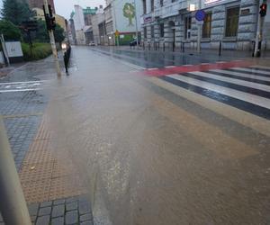 Powódź w Bielsku-Białej. Ulice zamienił się w rzeki. Zalane auta i posesje 