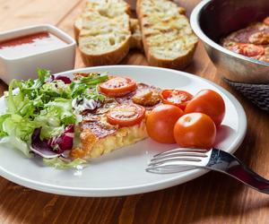 Frittata z pomidorami, oliwkami i salami. Włoski sposób na średni głód