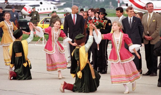 Michael Jackson zmarł 16 lat temu. Gdy odwiedził Polskę, wszyscy wstrzymali oddech. Te zdjęcia zachwycają