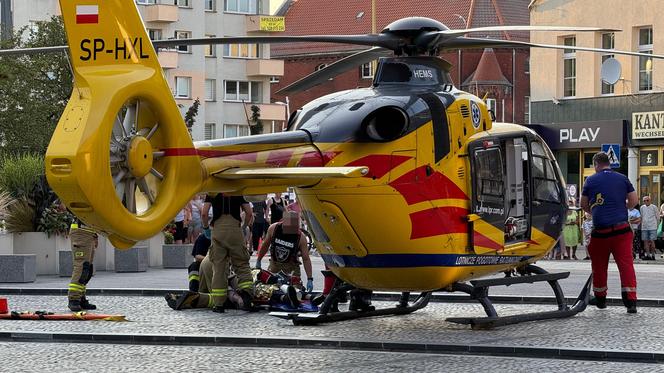 Mężczyzna nagle zasłabł i upadł. Ratownicy stoczyli heroiczną walkę o jego życie