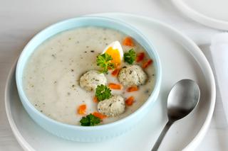 Biały barszcz z klopsikami zamiast kiełbasy: sprytna zupa na Wielkanoc