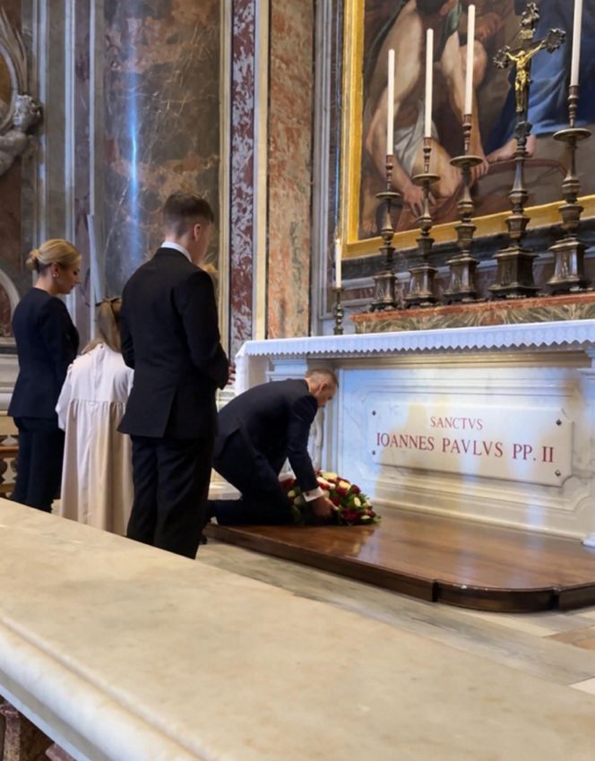 Nawroccy przy grobie papieża Polaka