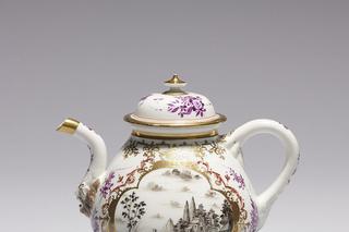 Miśnia – porcelanowy imbryczek do herbaty z ok. 1725 roku, godny uwagi m.in. ze względu na bardzo wysoki poziom wykonania dekoracji