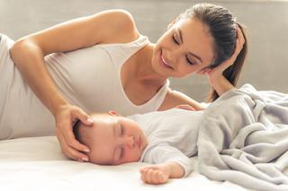 Jak układać niemowlę do snu, by zmniejszyć ryzyko wystąpienia nagłej śmierci łóżeczkowej?