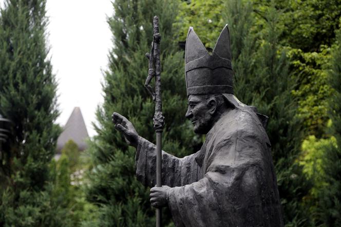 Pomnik Jana Pawła II w Bełchatowie.
