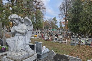 Jedyne takie miejsce na Cmentarzu Farnym w Białymstoku. Wzgórze Anielskie zachwyca 1 listopada [ZDJĘCIA]