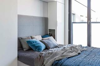 Nowoczesne 63-metrowe mieszkanie z drewnem i kolorem