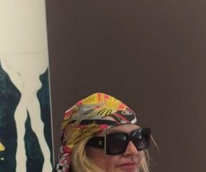 Monika Olejnik pręży biust w wydekoltowanej sukni. Co za sylwetka!