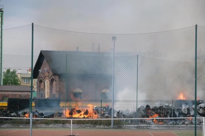 POTĘŻNY pożar w Katowicach! Płoną podkłady kolejowe!