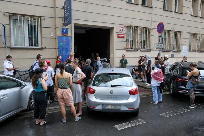 Protest pod komendą policji w Warszawie