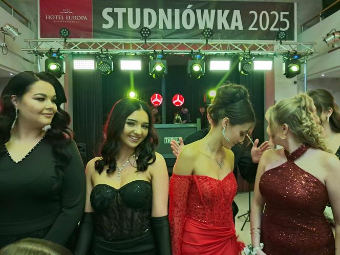 Studniówki 2025. Zobaczcie jak bawili się maturzyści skarżyskiego "Mickiewicza"