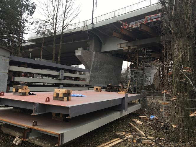 Budowa kładki pieszo-rowerowej na moście Łazienkowskim nabiera tempa