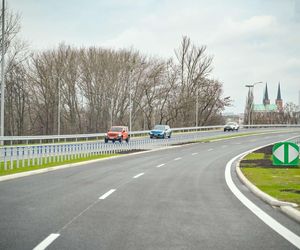 To najdłuższa ulica w Polsce. Ma ponad 15 km i znajduje się w województwie śląskim