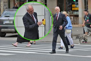 Macierewicz przyzwyczaja się do roli pieszego. Nie wygląda na szczęśliwego [ZDJĘCIA]