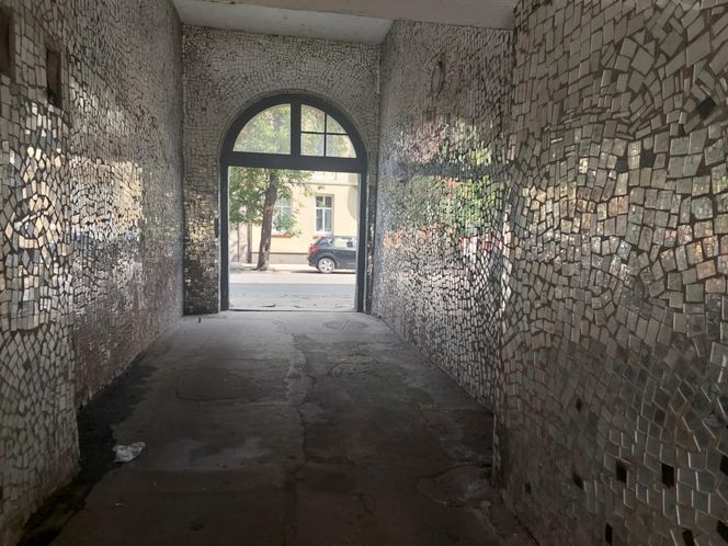 Bydgoszczanka w stolicy stworzyła palmę, a w Bydgoszczy magiczną lustrzaną bramę. Jak po latach wygląda ta instalacja?
