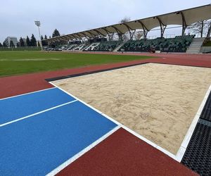 Ostatnie dni remontu stadionu w Starachowicach. Na bieżni pojwiły się tory