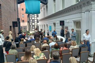 To nie tylko wyjątkowe dzieło sztuki unoszące się nad głowami przechodniów, ale także symbol dawnych handlowych tradycji tego miejsca