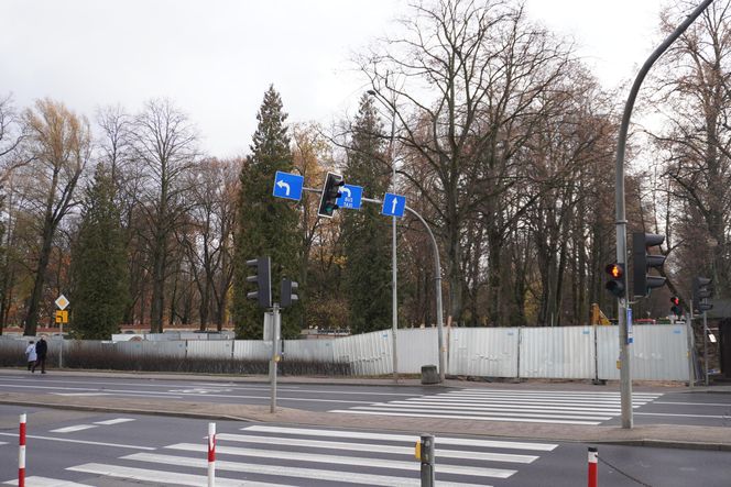 Główne wejście do Parku Planty zagrodzone