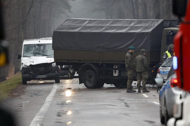 Wypadek ciężarówki z żołnierzami pod Warszawą. Jedna osoba nie żyje, pięć w szpitalu