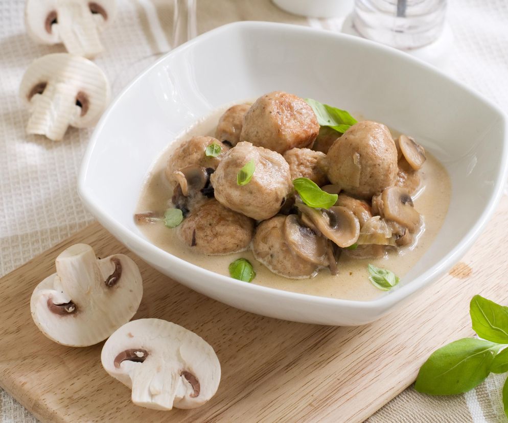 Klopsiki salisbury steak z sosem pieczarkowym. Szybko znikną z talerza