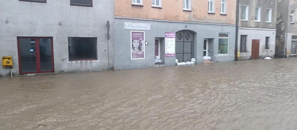 Powódź w Głuchołazach. Woda przedostała się na rynek