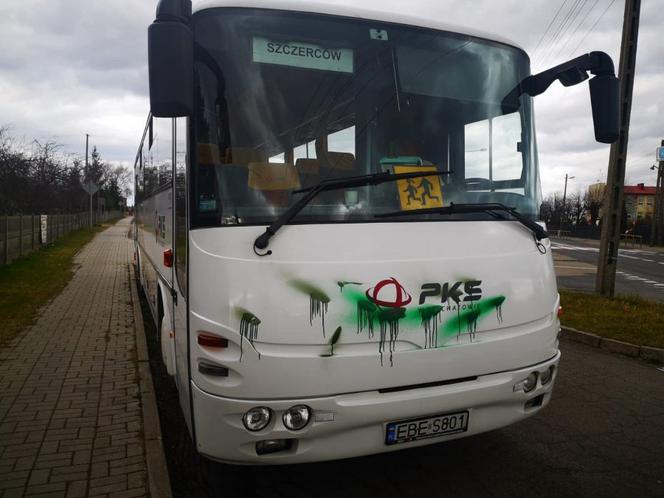 Chwycił za farbę i zapaskudził autobus! Powód? Idiotyczny...