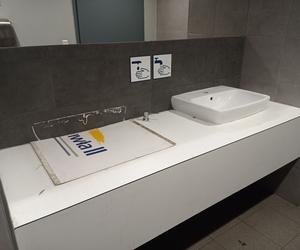 Umywalki bez.... kranu. Mieszkańcy i turyści oburzeni