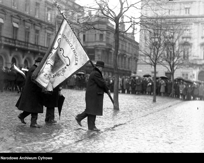 Jak dawniej wyglądała tradycyjna zmiana warty na Rynku Głównym i przystrajanie Krakowa z okazji 11 listopada? Te zdjęcia to skarb!